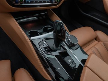 Fahrzeugabbildung BMW 540i xDr Tour Luxury Line HI-FI HUD DAB Panorama