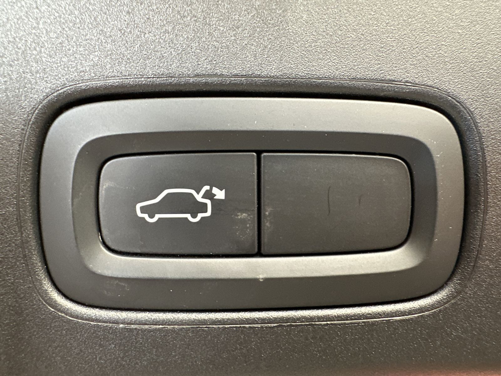 Fahrzeugabbildung Volvo V90 T8 AWD R-Design Hybrid NAV+LED+KAM+H&K+19ZO