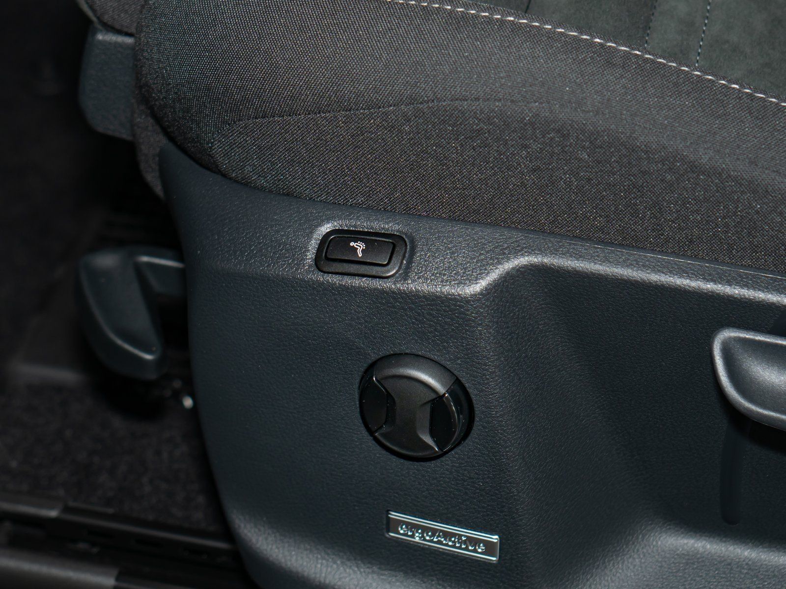 Fahrzeugabbildung Volkswagen Touran Highline R-Line TSI DSG *AHK*Standhzg*7-S