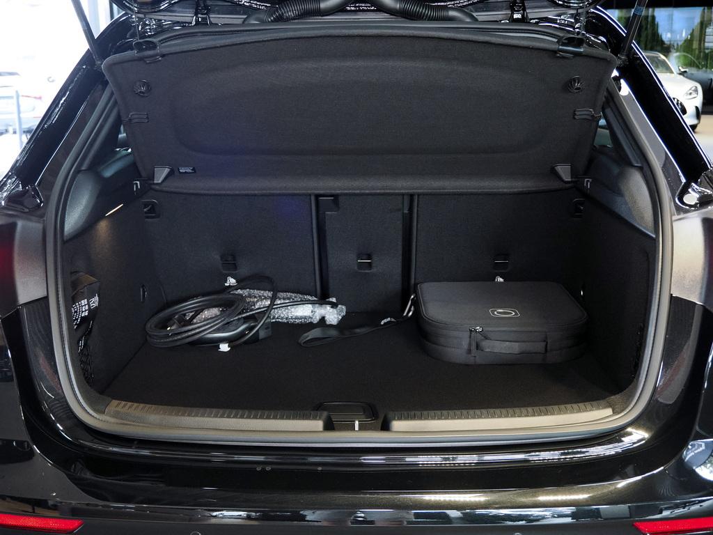 Mercedes-Benz A 250 e AMG NIGHT PANO MULTIBEAM DISTRONIC 360°