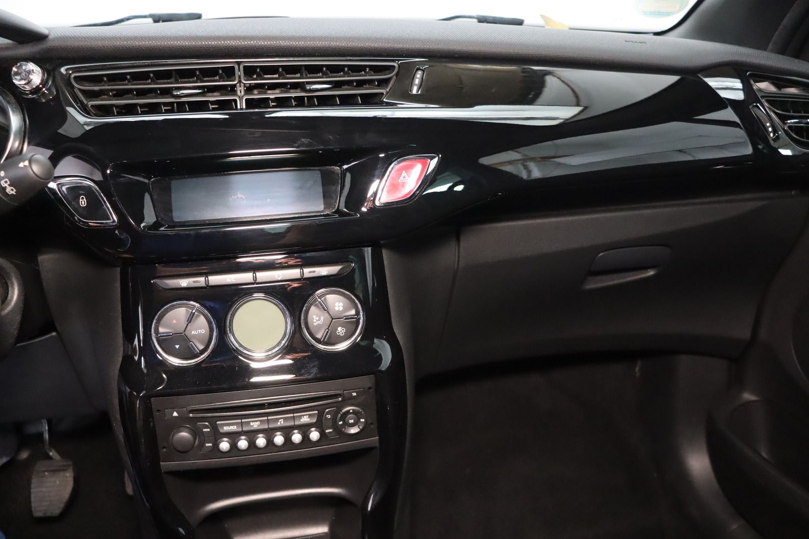 Fahrzeugabbildung Citroën DS3 * Klimaautom. * wenig Kilometer * 1. Hand