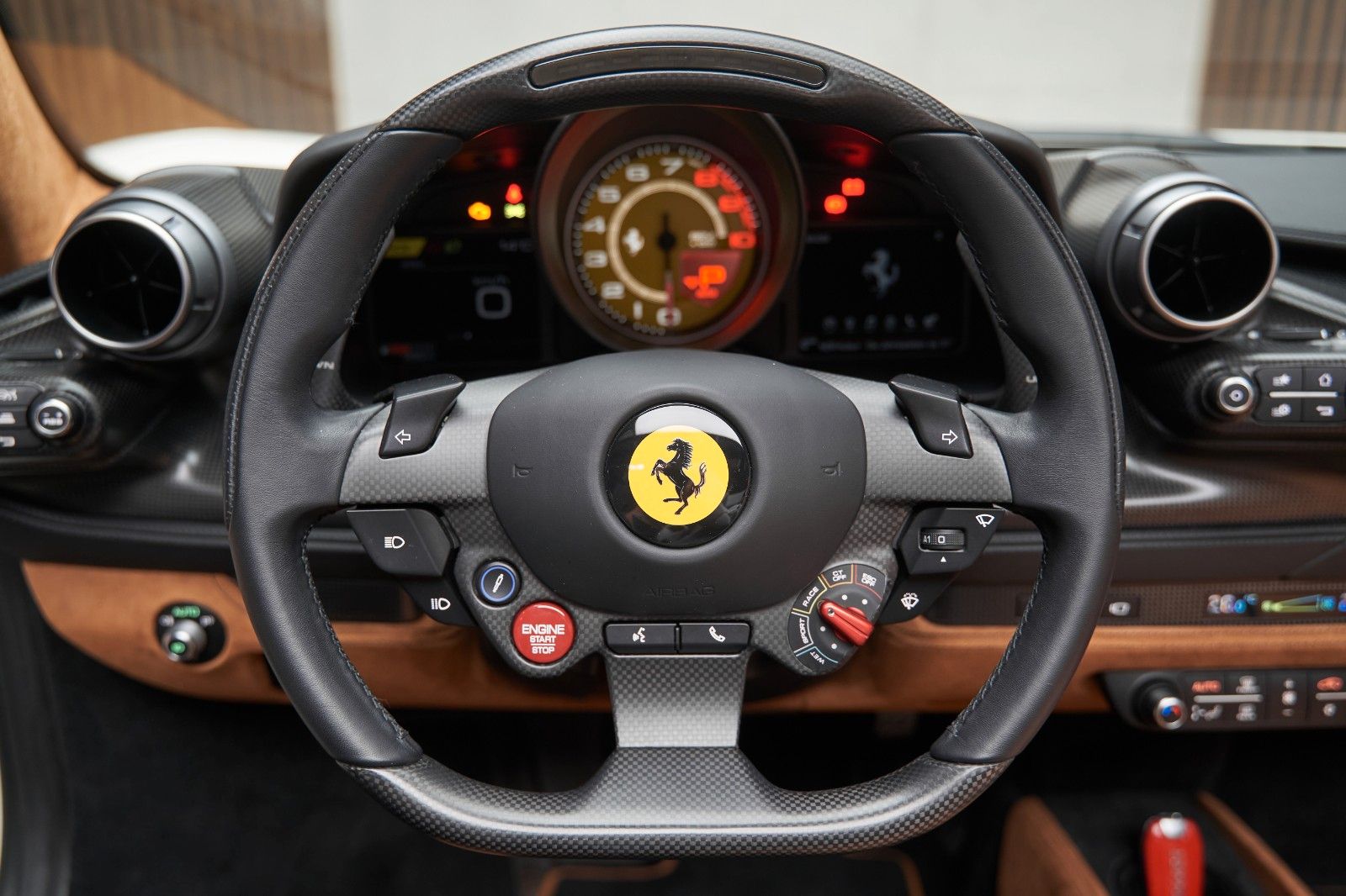 Fahrzeugabbildung Ferrari F8 Spider Carbon Racing Seats Display Lift LED