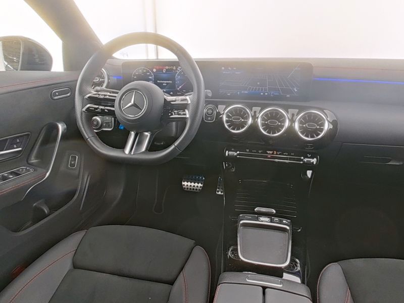 Fahrzeugabbildung Mercedes-Benz CLA 180 Coupé AMG Pano+Night+360°+Distr+Ambi+19'