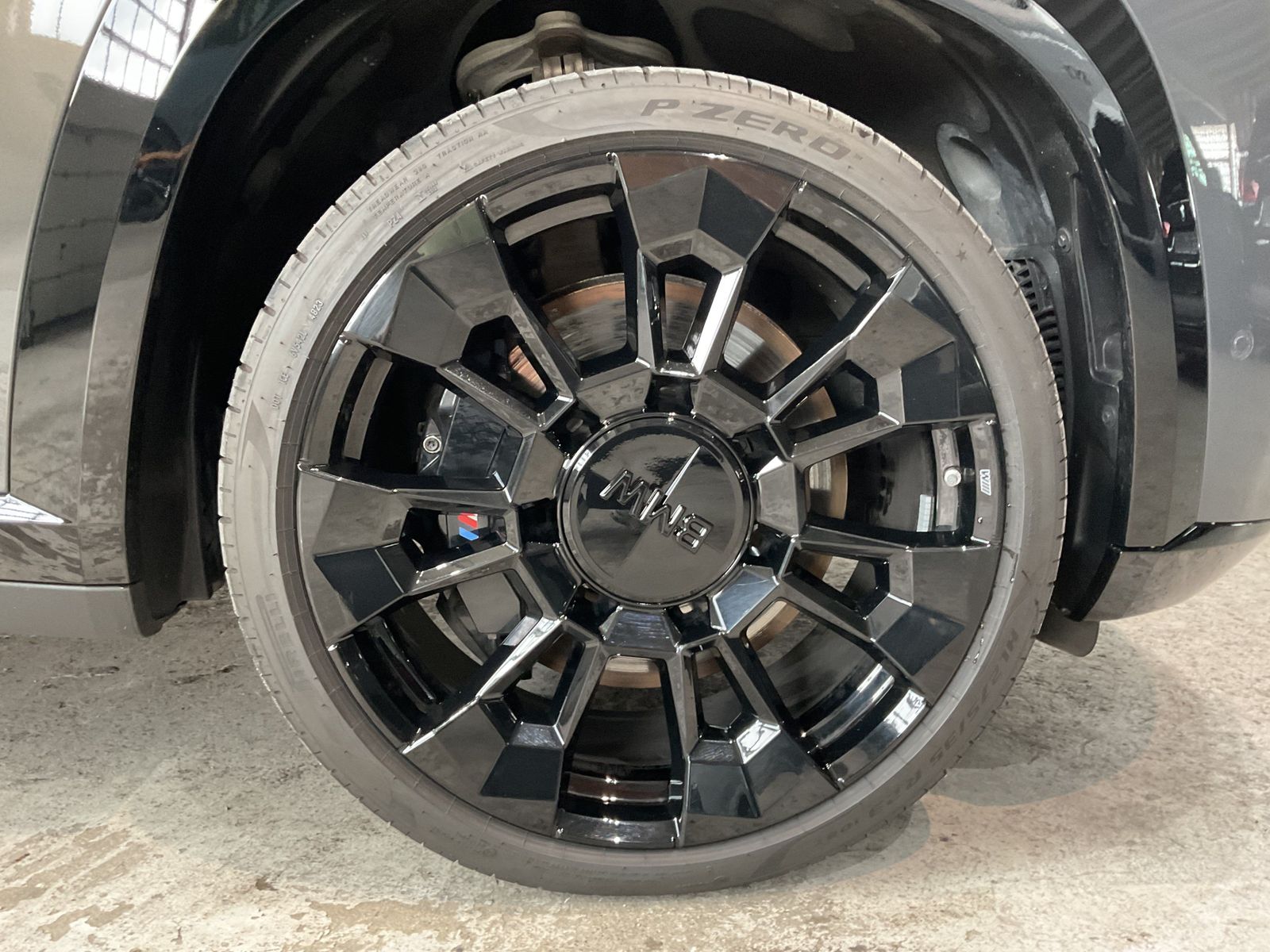 Fahrzeugabbildung BMW XM 50e 23" LMR, M Fahrwerk Professional, Sitzbel