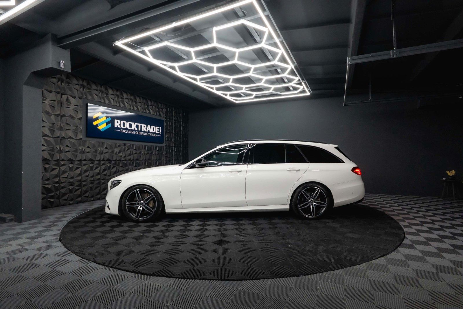 Fahrzeugabbildung Mercedes-Benz E 220d AMG Night-Paket | ACC | LED | Widescreen