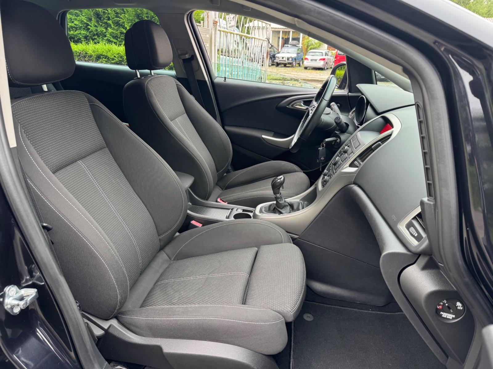Opel Astra 2011 — photo 15