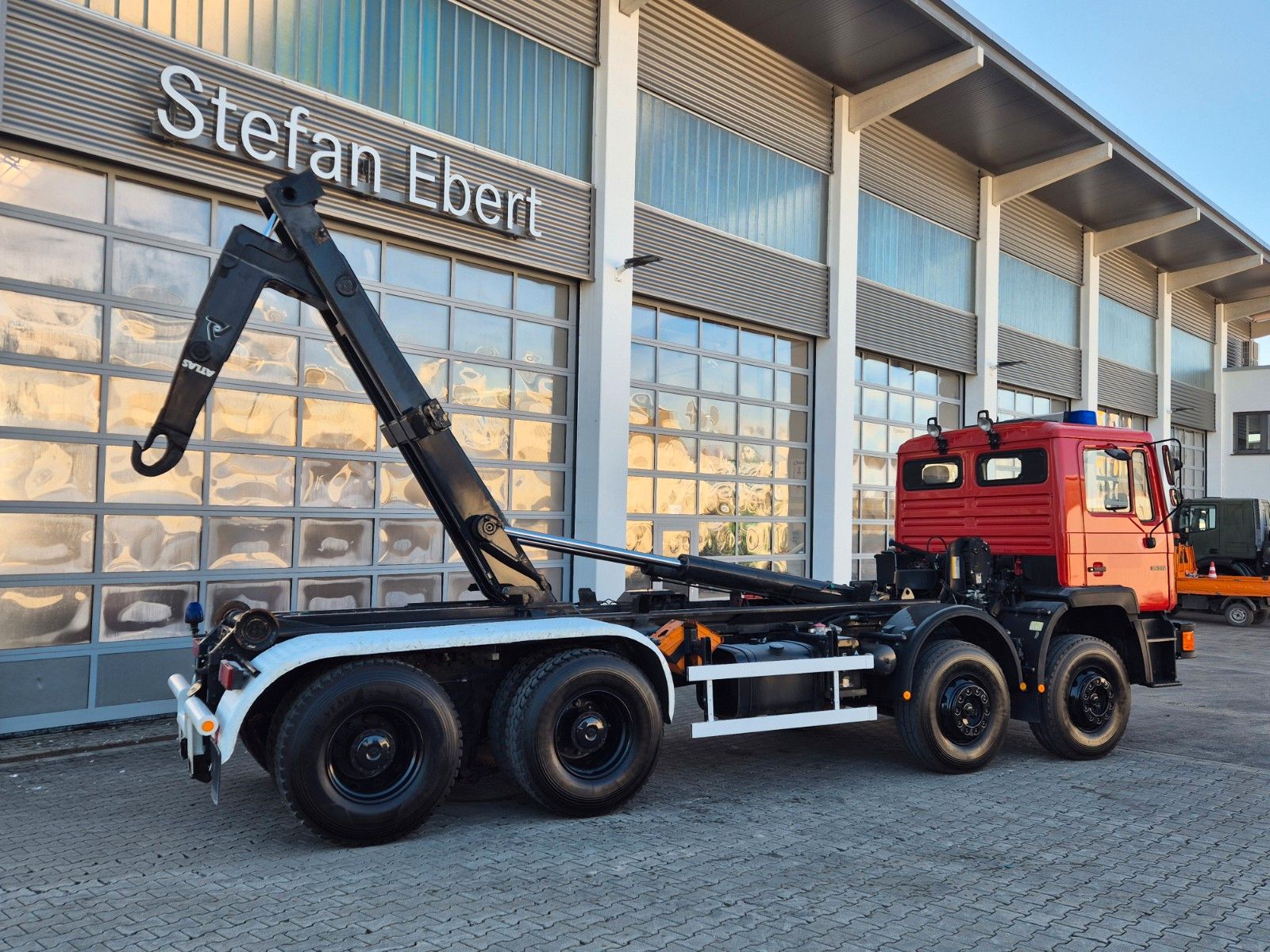 Fahrzeugabbildung MAN 35.372 (F14) 8x4 Atlas 4. Achse gelenkt Seilwind