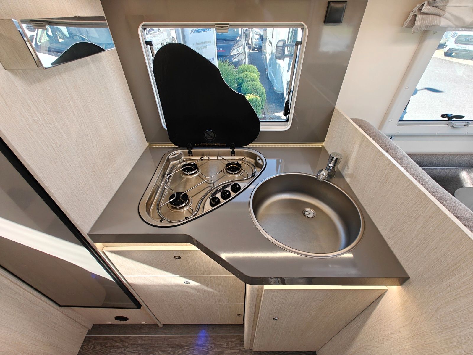Fahrzeugabbildung NobelART T-5000 - SAT, TV, 2x Solar, Markise, MaxxFan -
