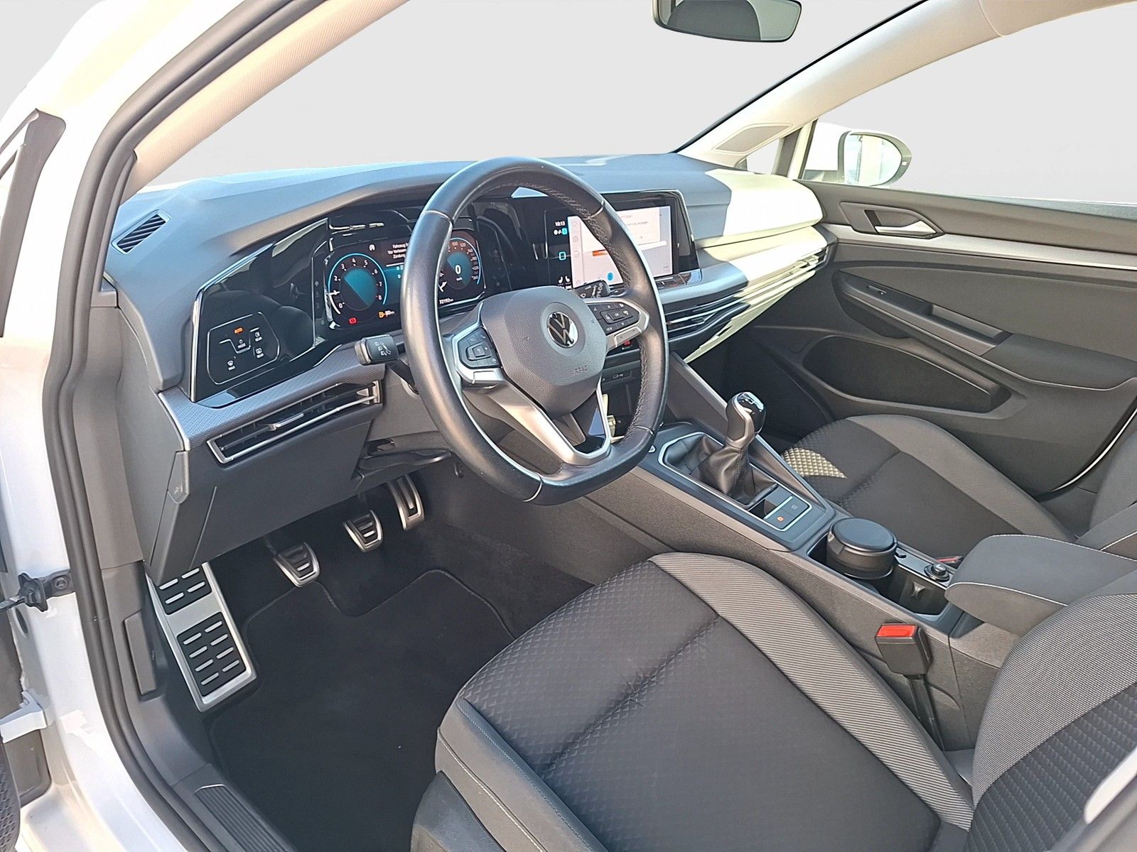 Fahrzeugabbildung Volkswagen Golf VIII TSI Active LED Navi AID SHZ PDC
