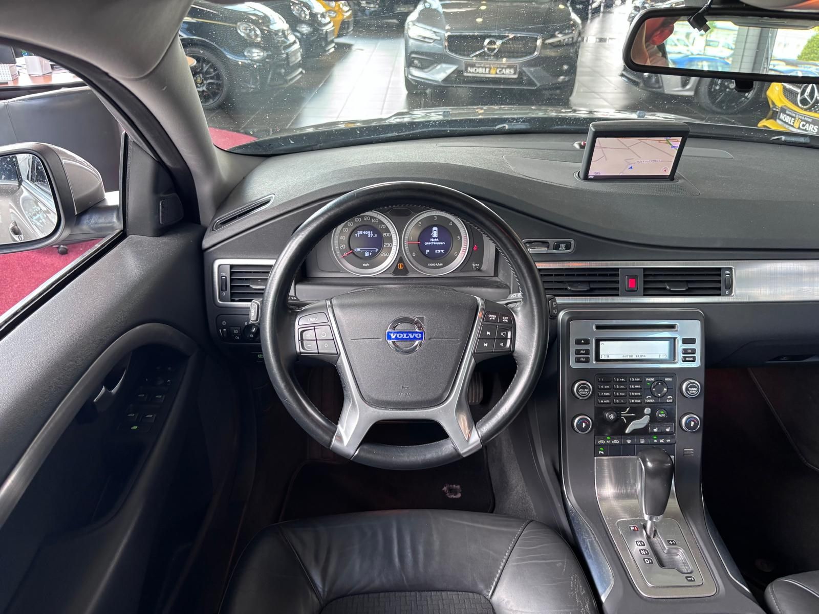 Fahrzeugabbildung Volvo V70 Kombi Momentum KLIMA NAVI ALU