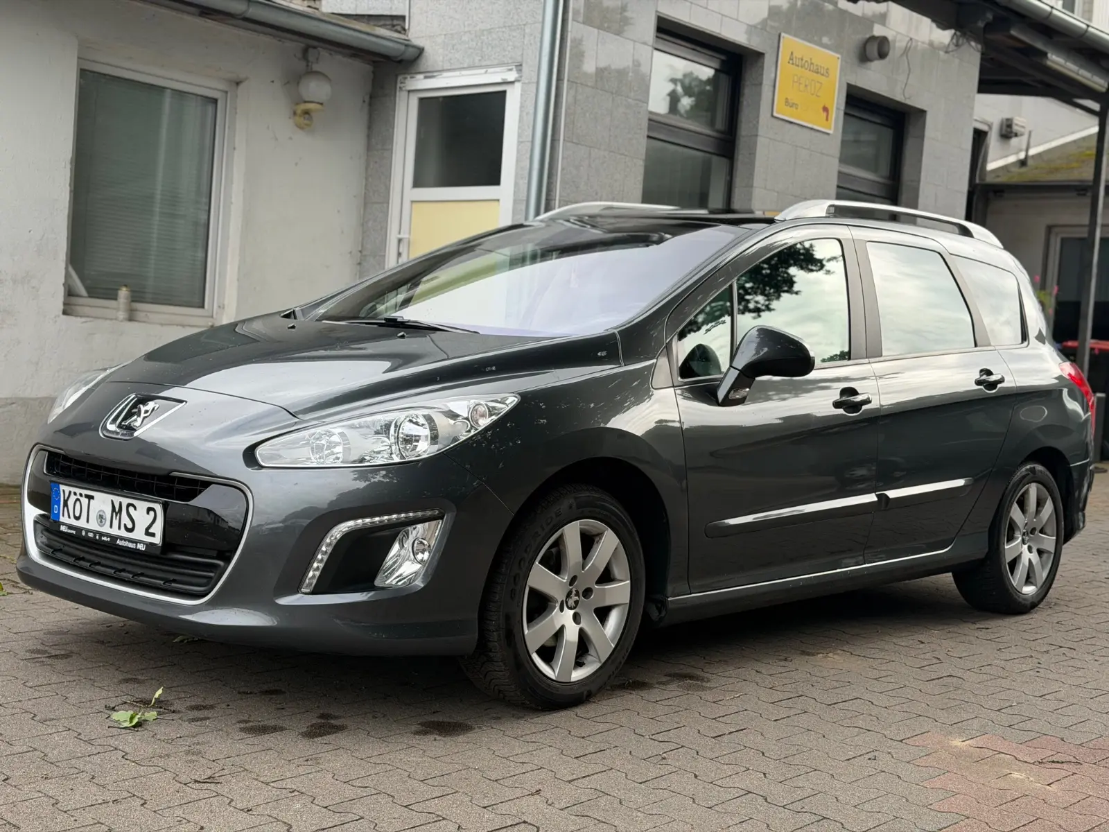 Peugeot 308 2012 — rear view