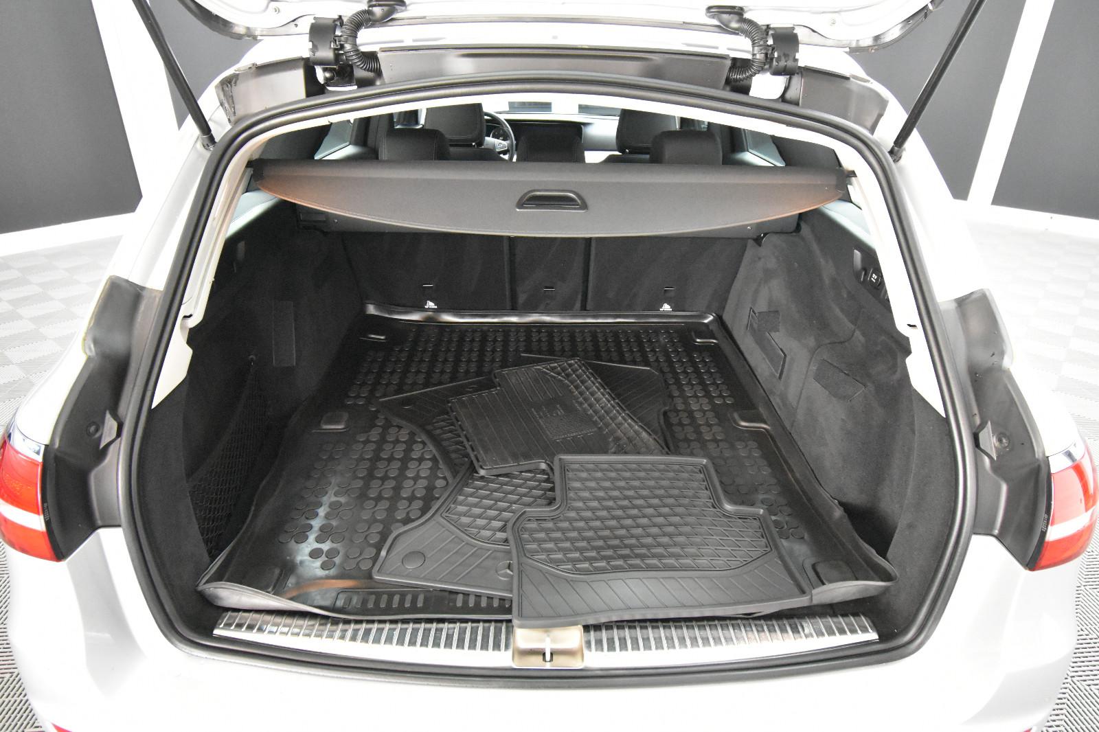 Mercedes-Benz E 220  SHZ AHK RFK LED Ambiente.