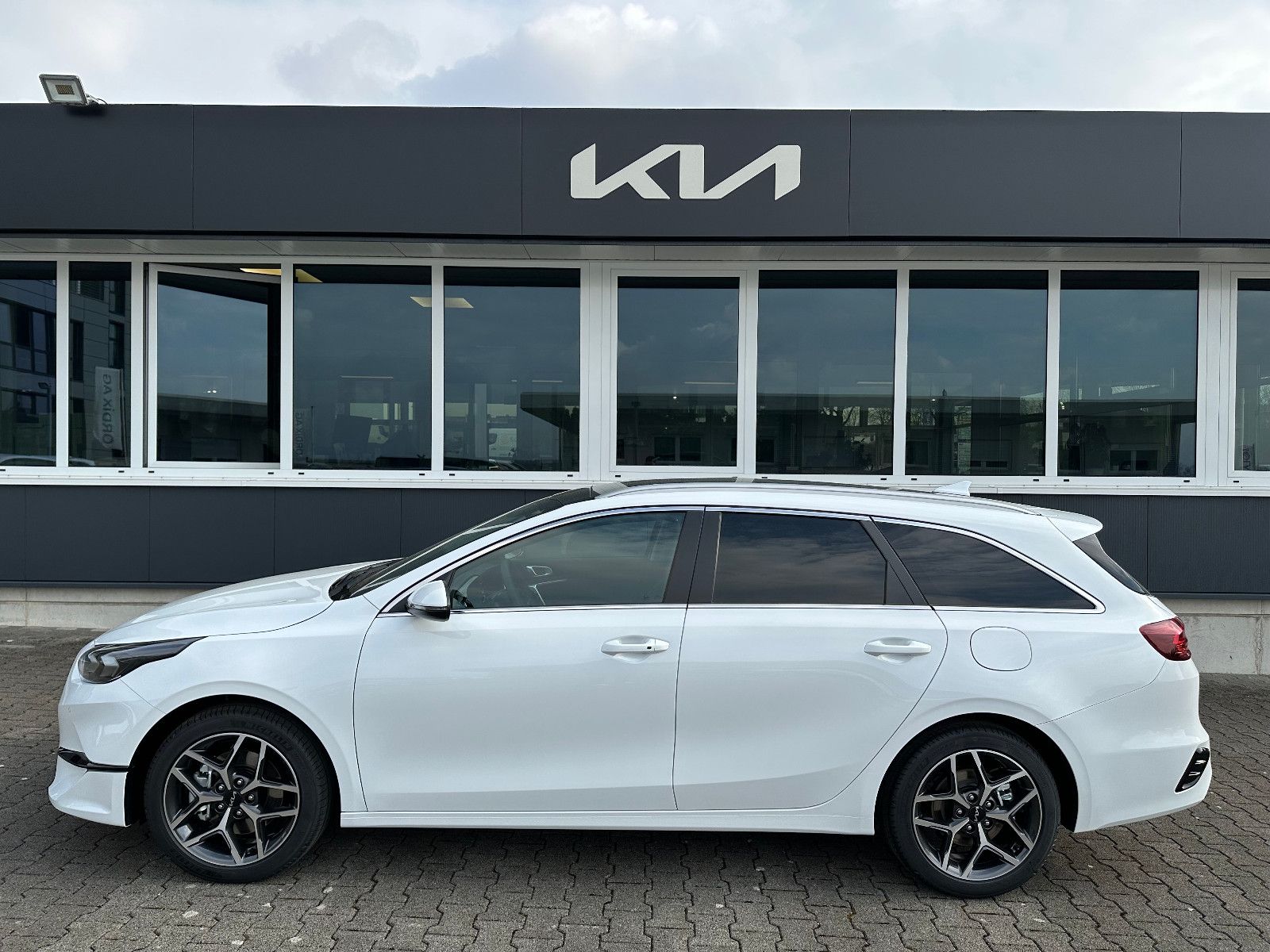 Fahrzeugabbildung Kia cee'd Sportswagon 140PS DCT7 Platinum Glasdach