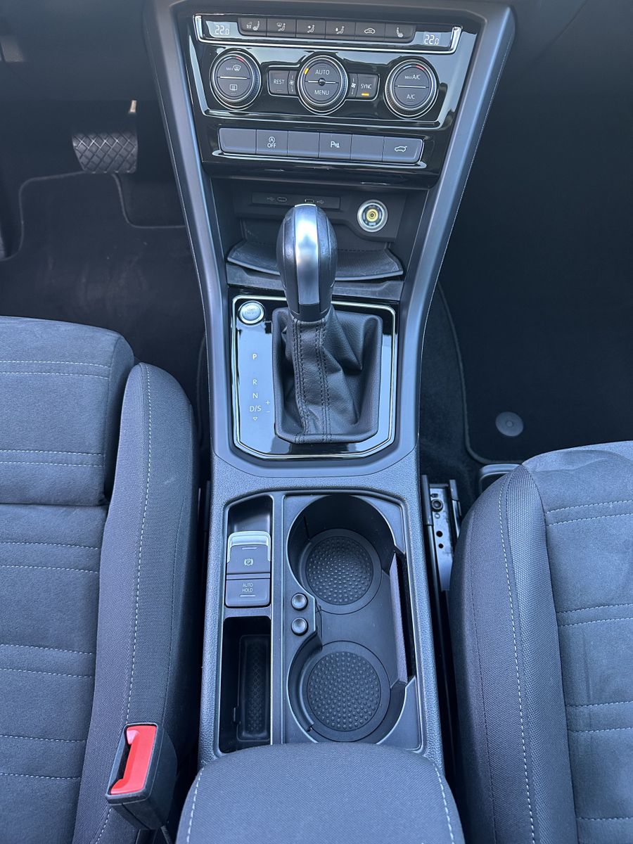 Fahrzeugabbildung Volkswagen Touran 2.0 TDI DSG HL 7-Sitzer NAV+LED+AHK+PANO