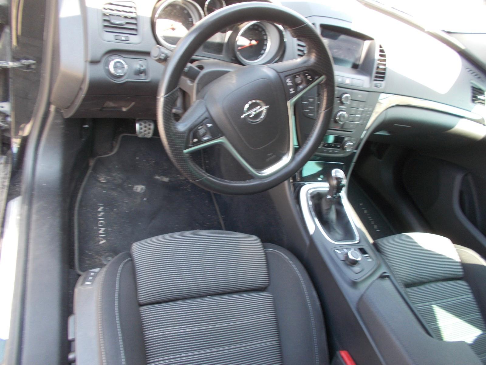 Opel Insignia 2011 — photo 14