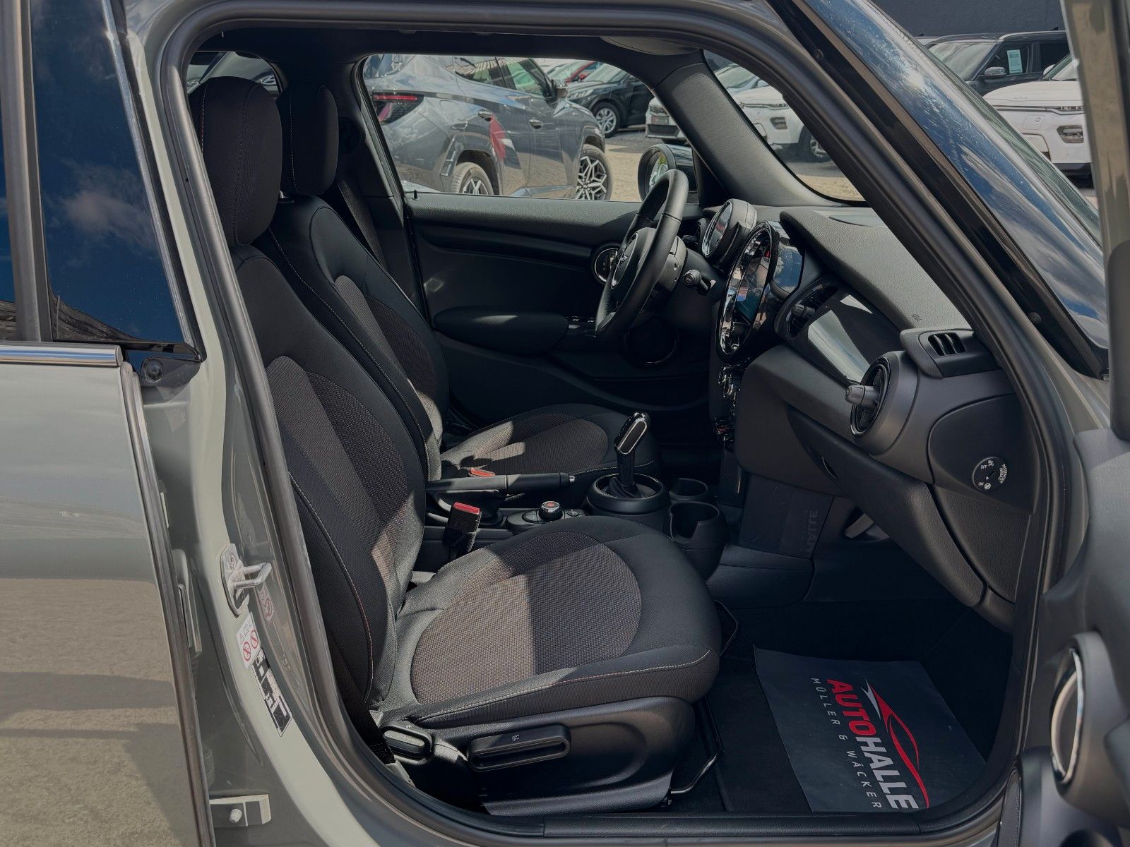 Fahrzeugabbildung MINI Cooper Auto. Essential Trim Kamera Temp. BLT