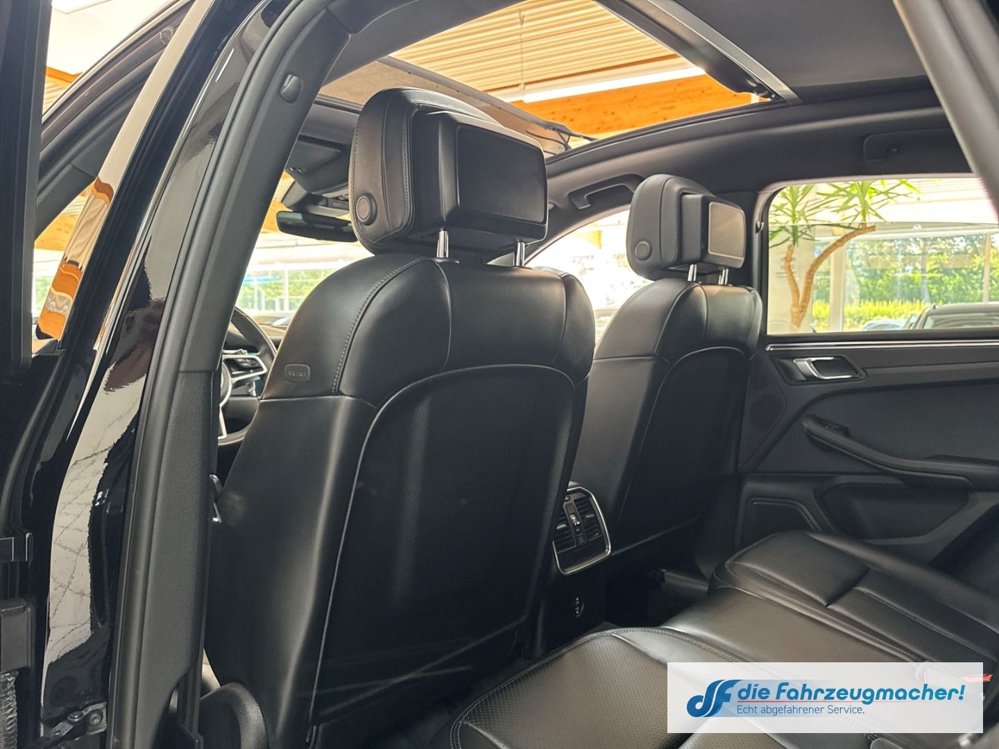Fahrzeugabbildung Porsche Macan DE-Auto Pano Navi Memory S Soundsy LED Dyn