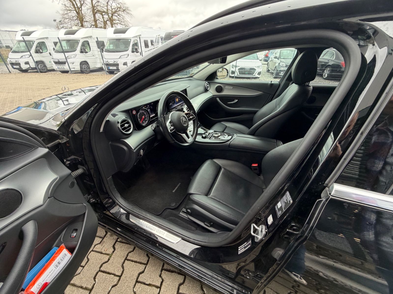 Fahrzeugabbildung Mercedes-Benz E 400 d T 4MATIC LED PTS Easy Pack DSG