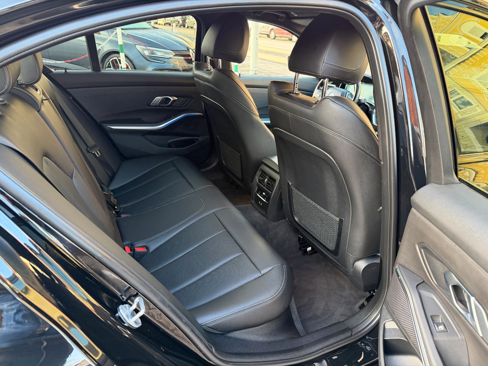 Fahrzeugabbildung BMW 318 d Sport Line NAVI STANDH LEDER LENKRADHEIZ.