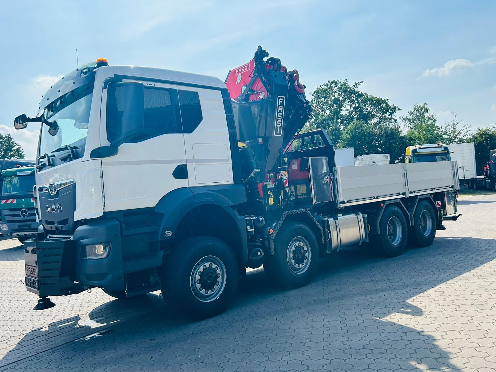 Fahrzeugabbildung MAN TGS 41.520 8x8 mit Fassi Ladekran F710RA.2.26