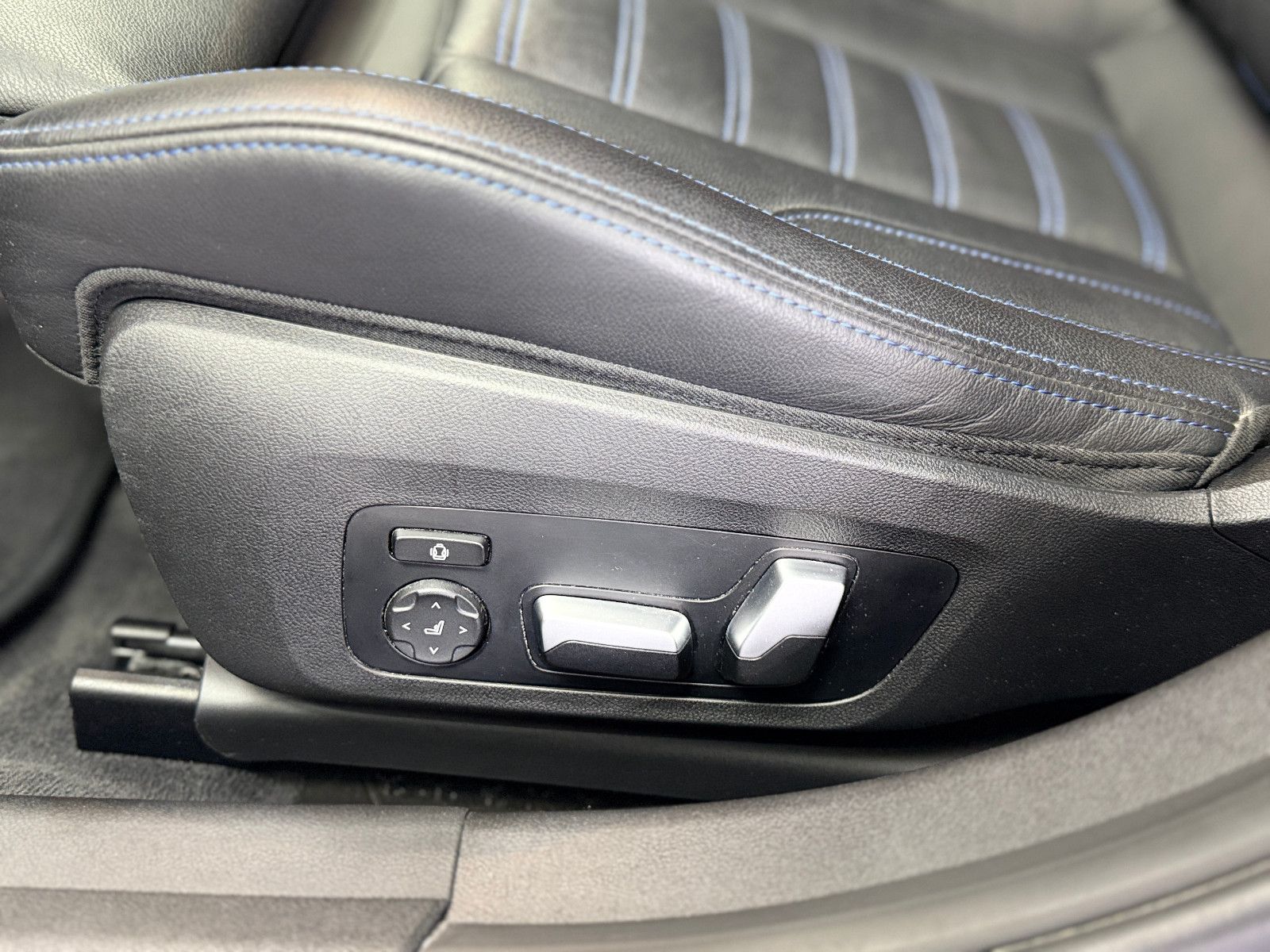 Fahrzeugabbildung BMW M340i Touring xDrive|M-SITZE|360°KAMERA|AHK|VOLL