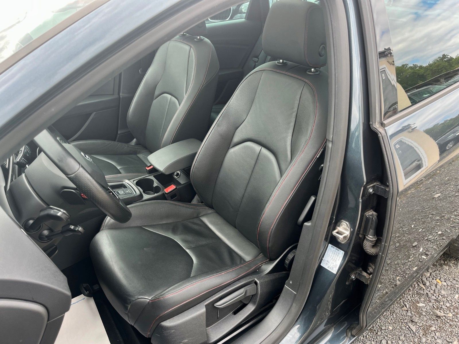 Fahrzeugabbildung SEAT Leon 2.0 ST FR SPORT DSG Navi Leder Pano LED KAM