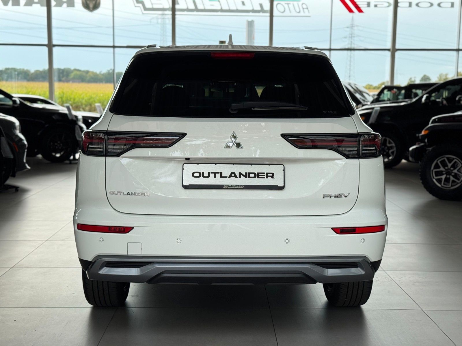 Fahrzeugabbildung Mitsubishi Plug-in Hybrid Outlander Intro Edition