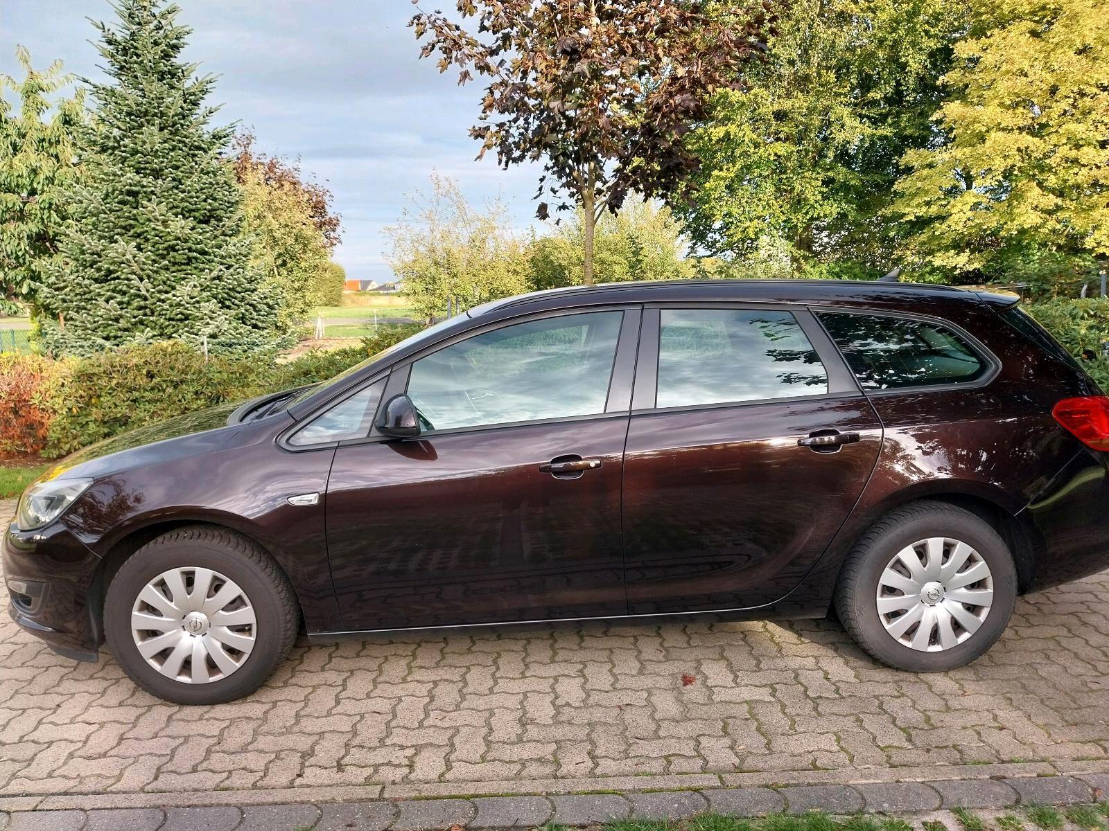 Opel Astra 2014 — rear view