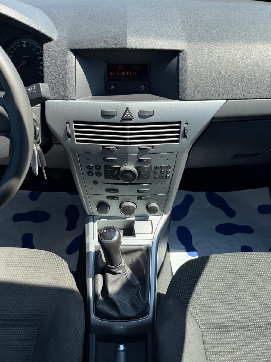 Opel Astra 2009 — photo 11