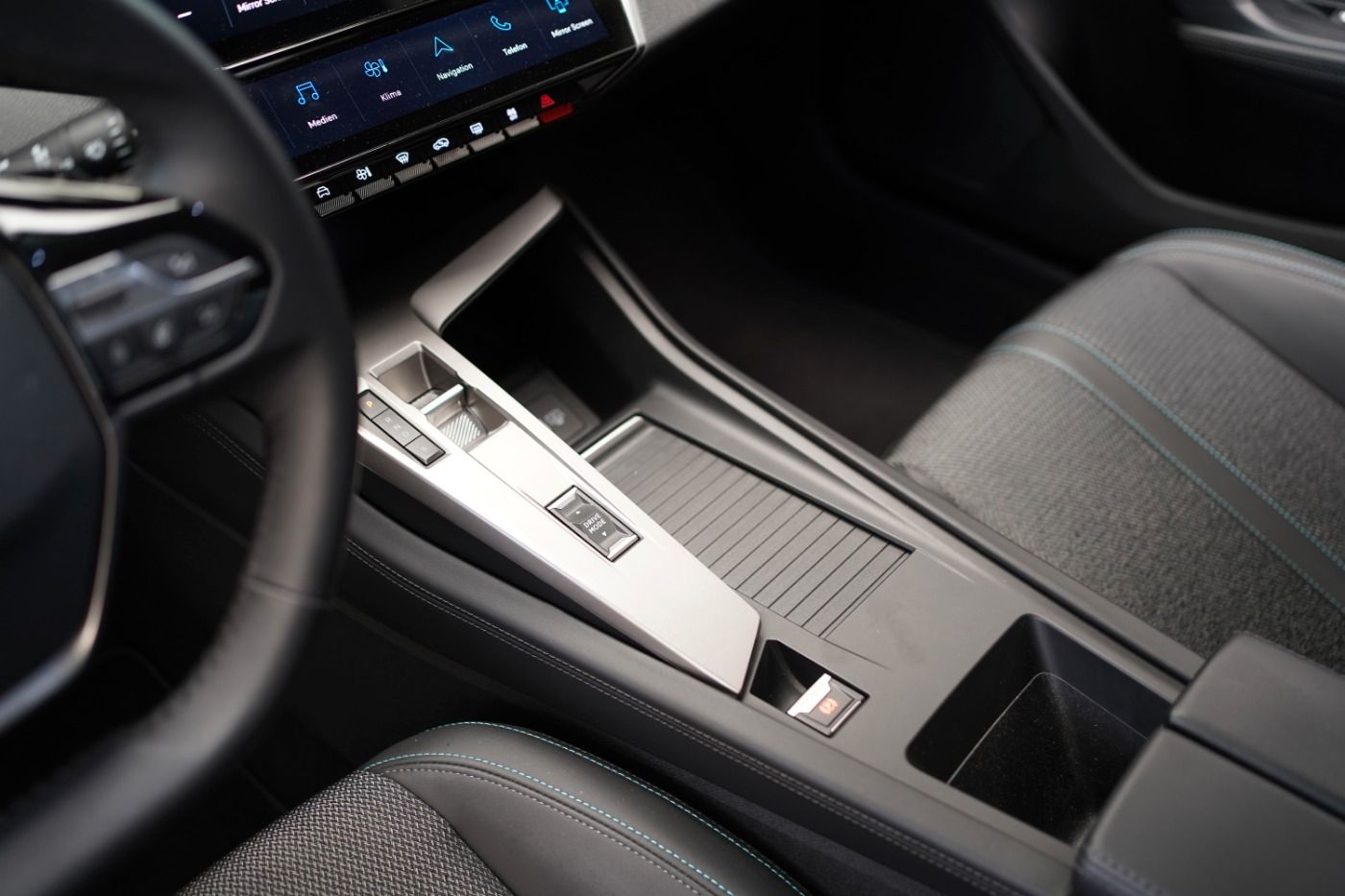 Fahrzeugabbildung Peugeot 308 SW Plug In Hybrid 180 Allure Automatik Navi