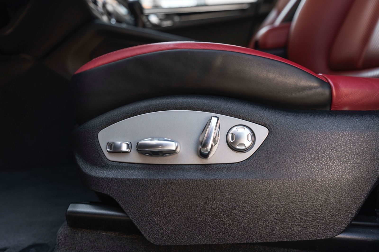 Fahrzeugabbildung Porsche Macan PASM CHRONO LED CARPLAY PANO 360° BOSE PDC