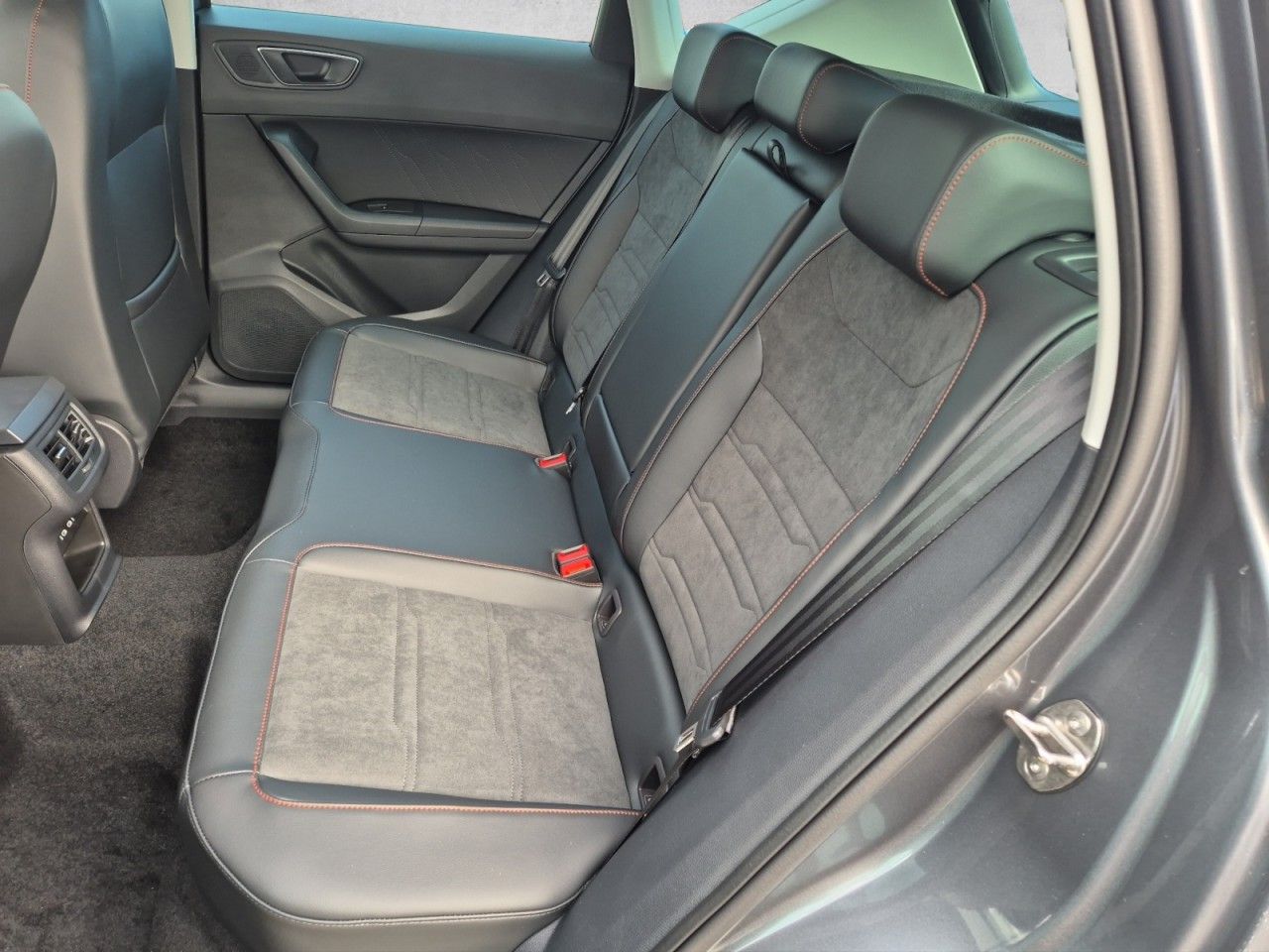 Fahrzeugabbildung SEAT Ateca FR AHK Black Pack 19 Zoll Alu Navi