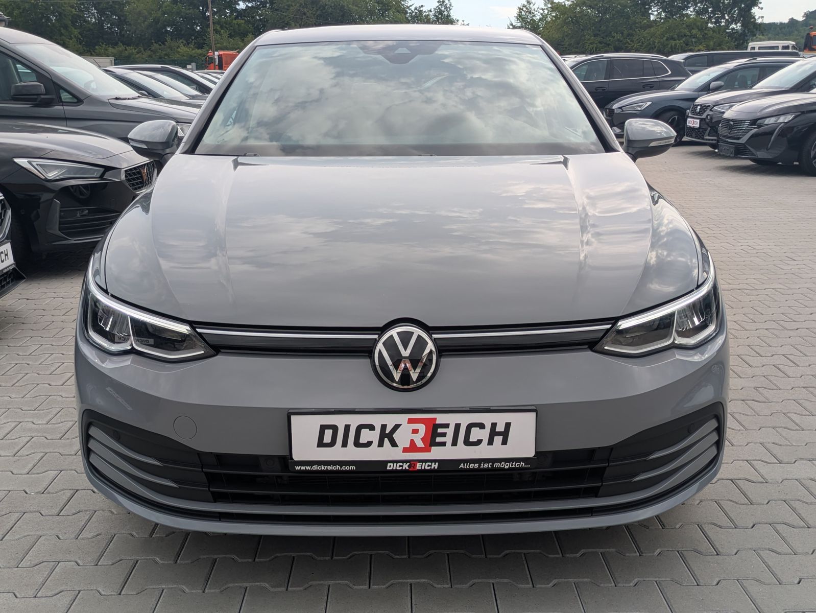 Fahrzeugabbildung Volkswagen Golf 2.0 TDI Life STHZ*LED*MASSAGE*MEMORY*APP