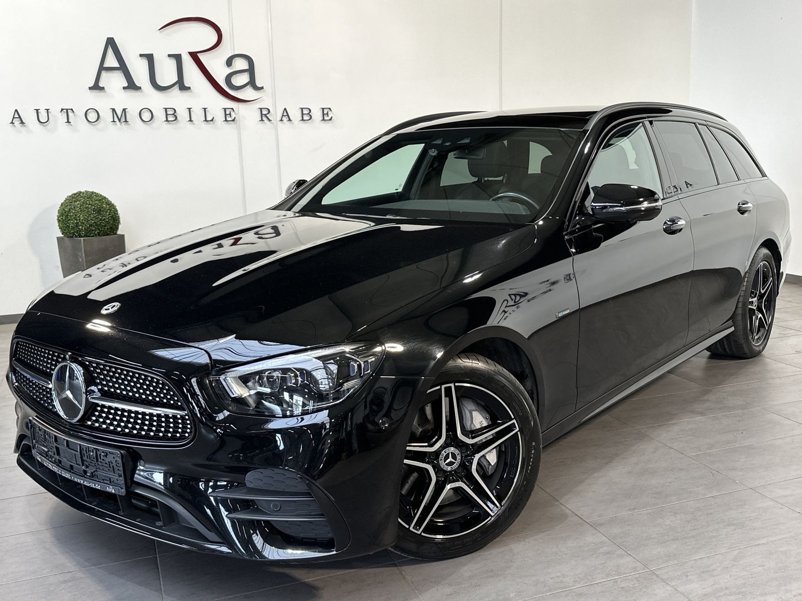 Fahrzeugabbildung Mercedes-Benz E 300e T AMG-Line NAV+LED+360°+PANO+WIDE+CARPLAY