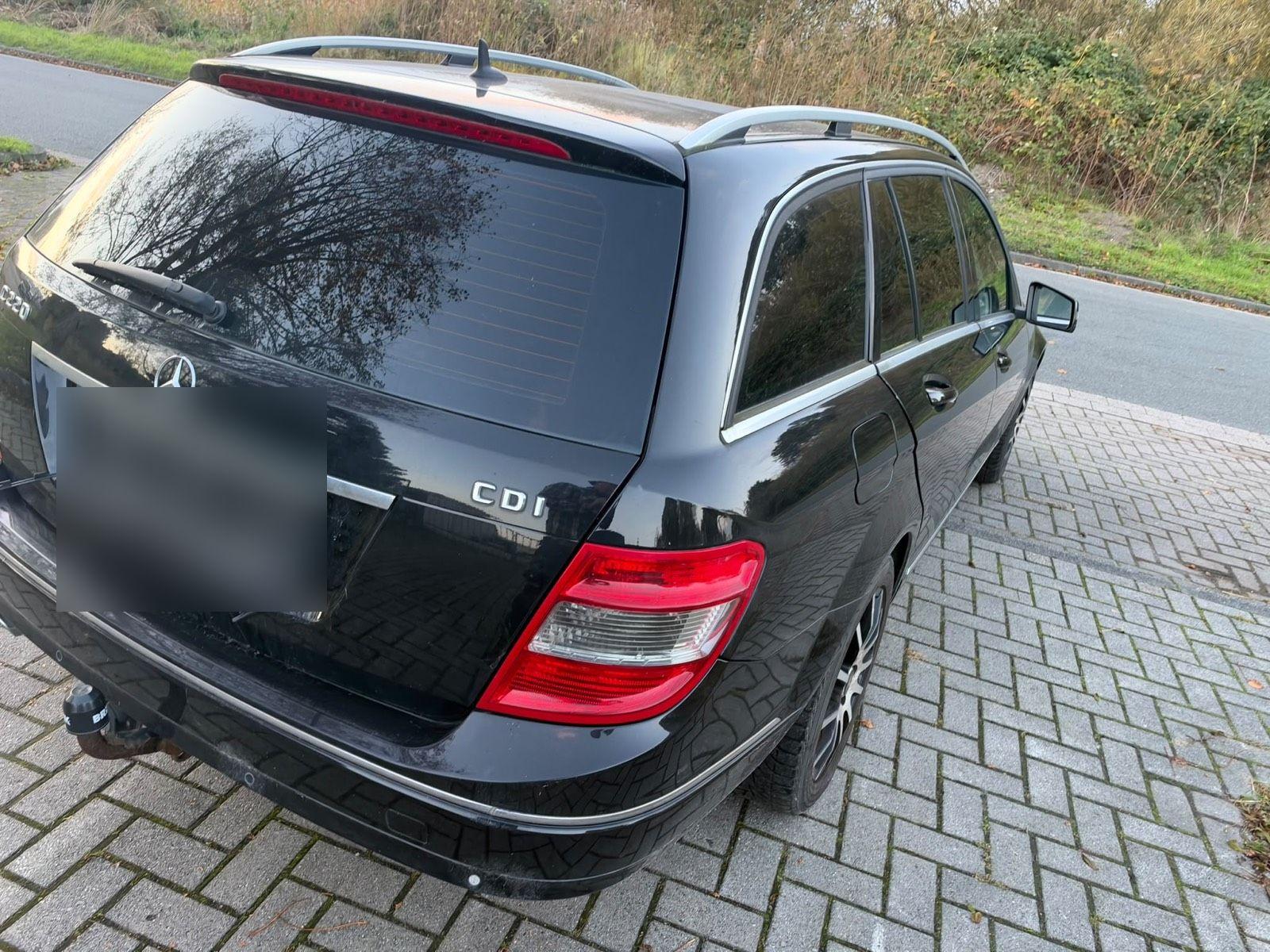 Mercedes-Benz C220 2010 — interior