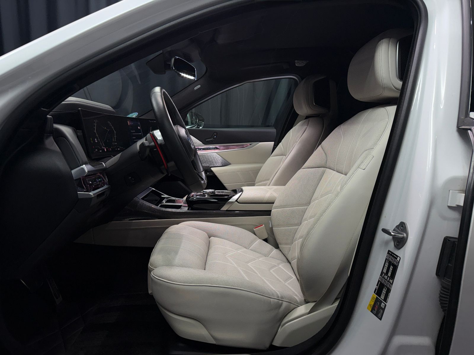 Fahrzeugabbildung BMW M760 e xDrive M-SPORT|TV|B&W|SKY-LOUNGE|MEGAVOLL