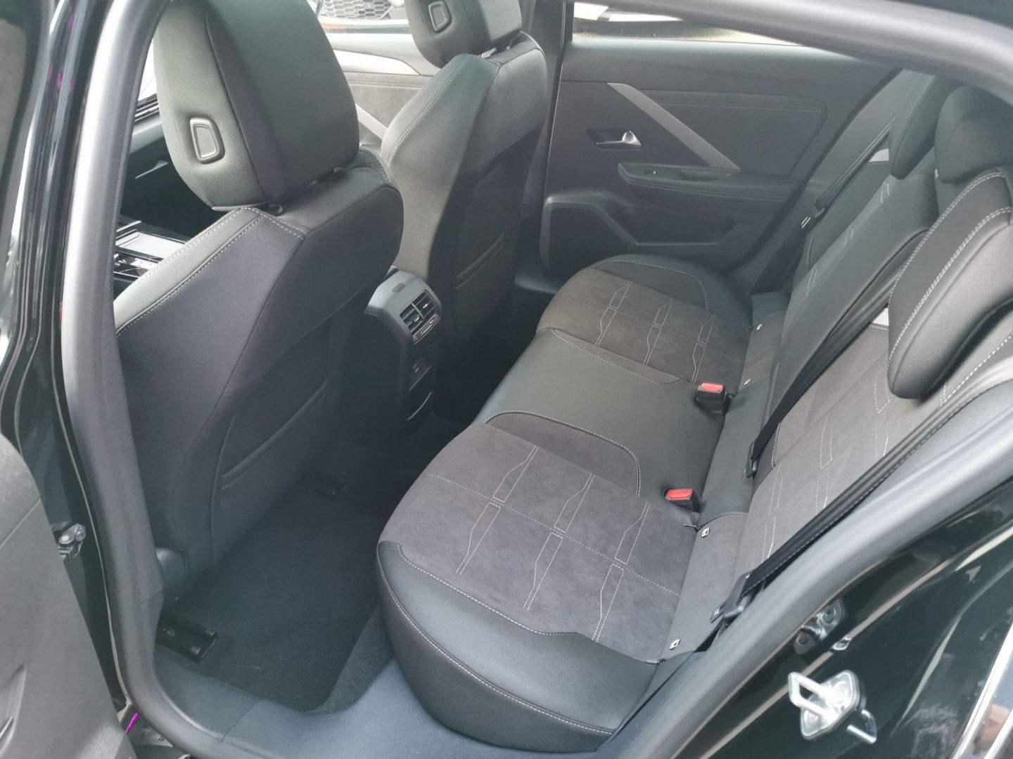 Fahrzeugabbildung Opel Astra Ultimate HUD Panorama Navi Memory Sitz SHZ