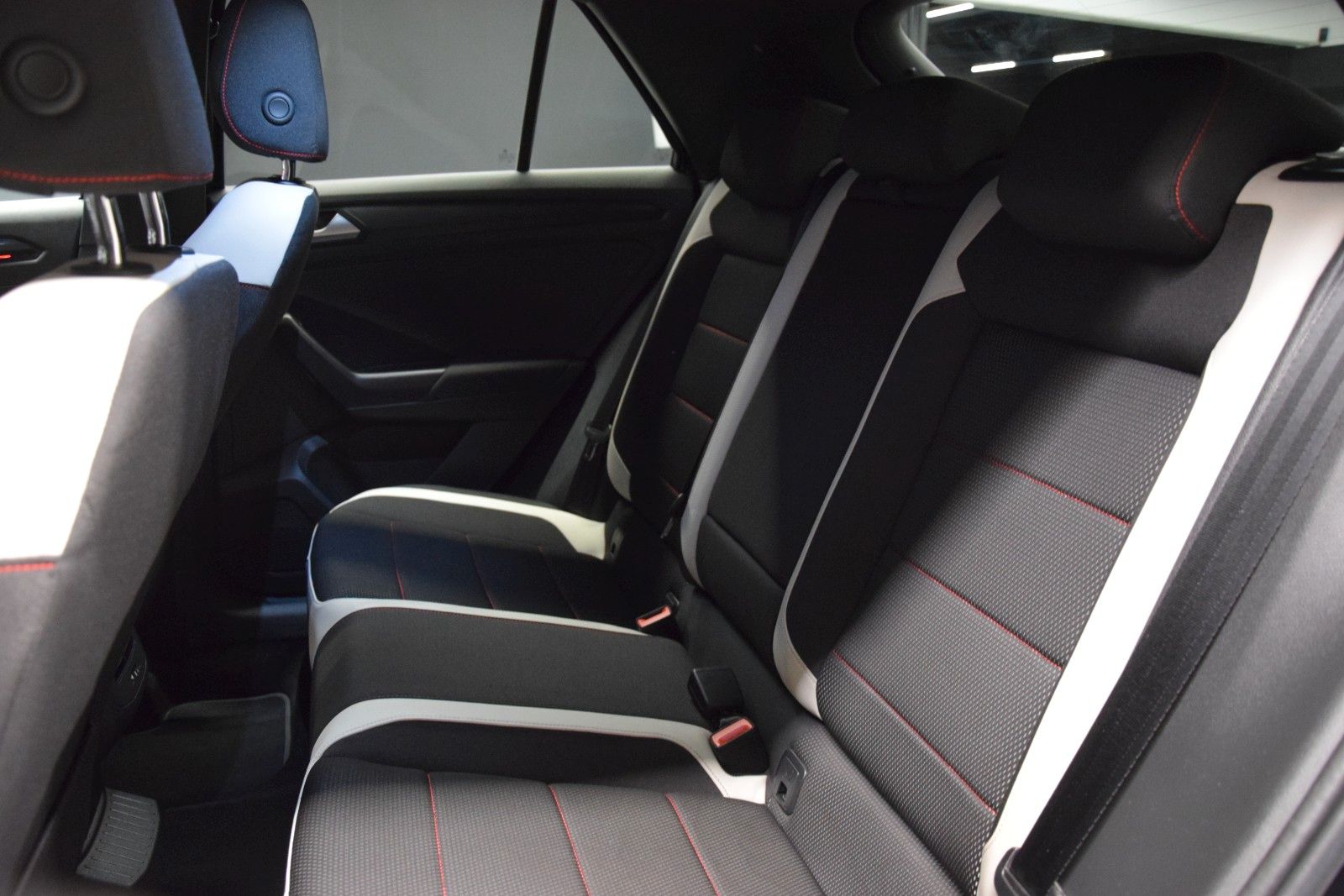 Fahrzeugabbildung Volkswagen T-Roc Sport NAVI LED