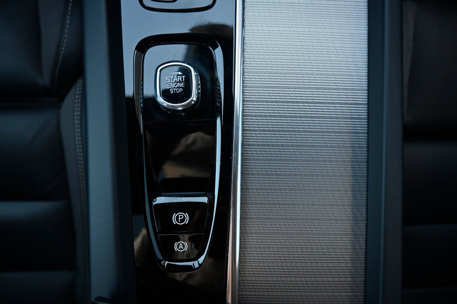 Fahrzeugabbildung Volvo S60 B4 Plus Dark*LED*PANO*STHZ*H&K*360*QI*19"