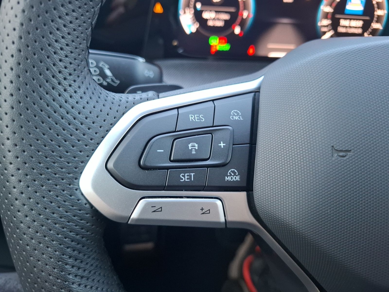Fahrzeugabbildung Volkswagen Golf VIII Variant eTSI R-Line DSG LEDplus Navi A