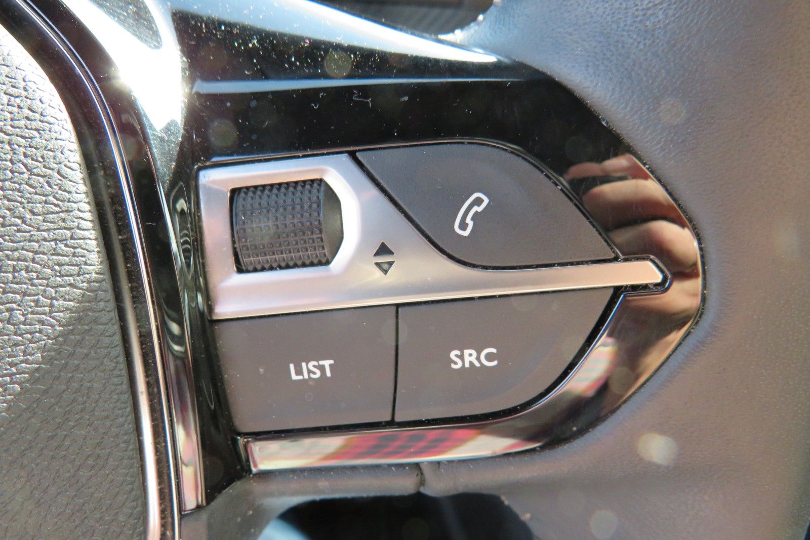 Fahrzeugabbildung Peugeot 2008 e- ALLURE NAVI GRA APP-CON SITZH. PDC 1.HD