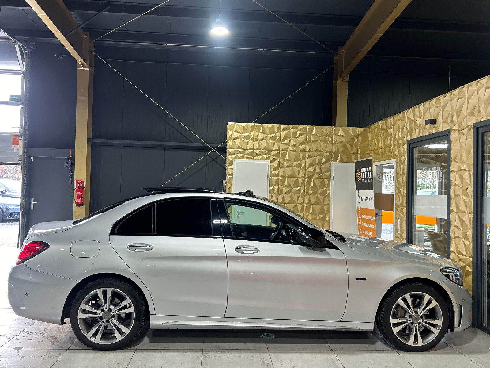 Fahrzeugabbildung Mercedes-Benz C 300 de/AMG/360°/PANO/APPLE/VIRTUAL/AMBIENTE/