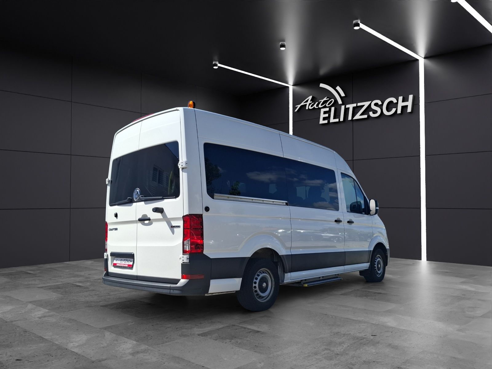 Fahrzeugabbildung Volkswagen Crafter Kombi 35 MR DSG 4Mo.8-Si Rollstuhlrampe
