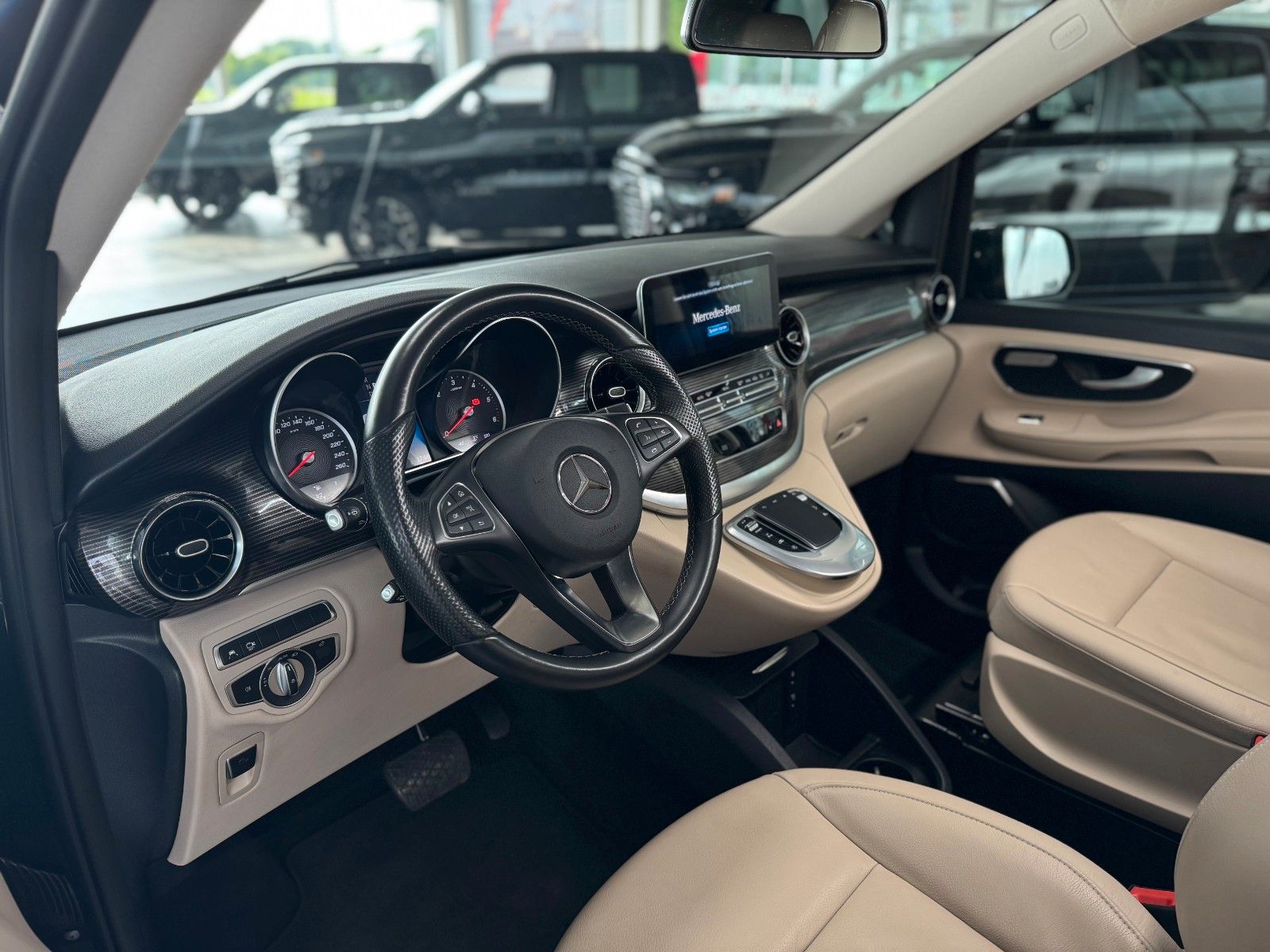 Fahrzeugabbildung Mercedes-Benz V-Klasse V 250d AVANTGARDE EDITION lang "AHK"