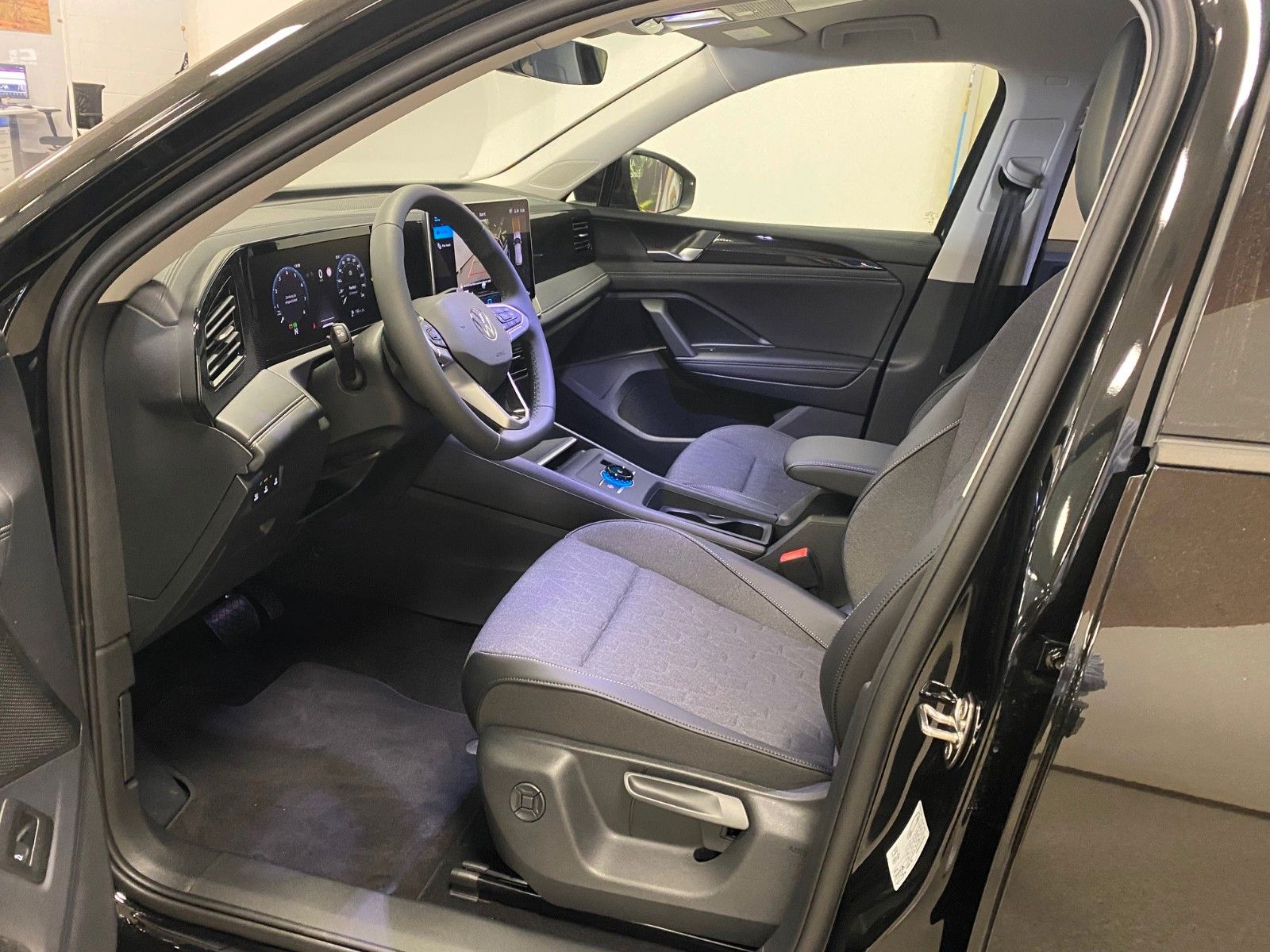 Fahrzeugabbildung Volkswagen Tiguan 1.5 eTSI OPF DSG +ACC+LED+NAVI+PARKASSIST