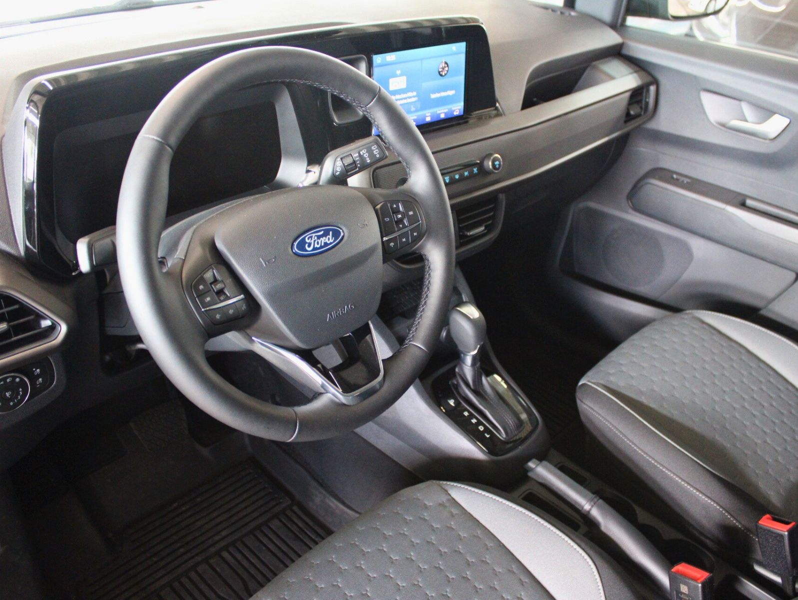 Fahrzeugabbildung Ford Tourneo Courier Titanium Automatik FahrerAssPak