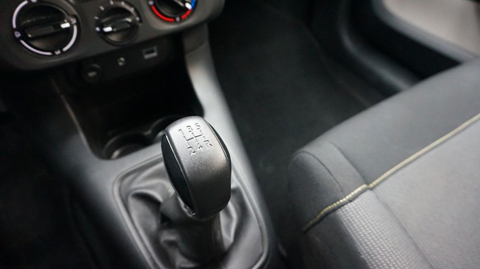 Fahrzeugabbildung Citroën C3 Feel  Scheckheft gepflegt nur 4,9 Liter kombi