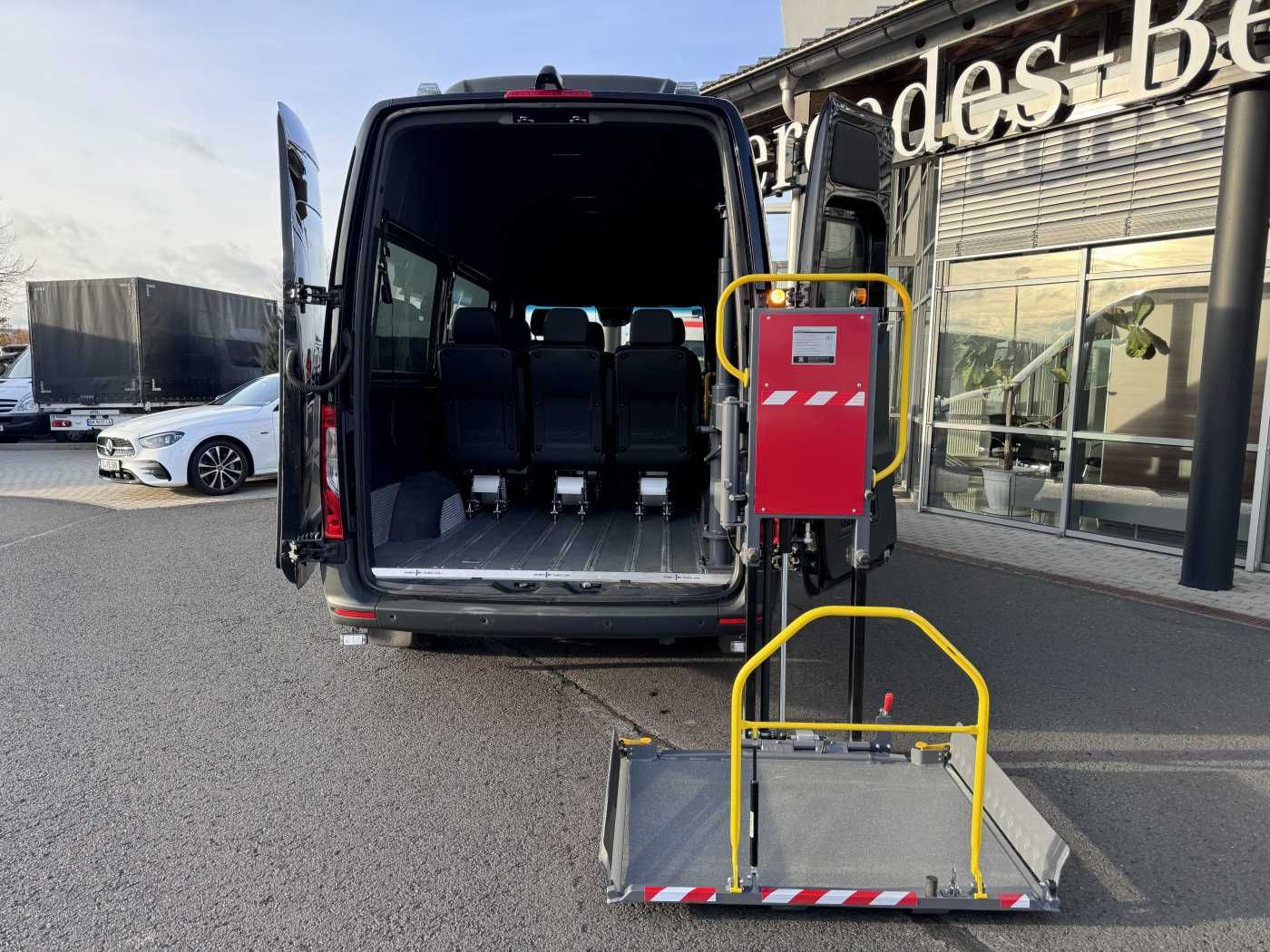 Fahrzeugabbildung Mercedes-Benz Sprinter 317 CDI Rollstuhl-/Behinderten-Lift AMF