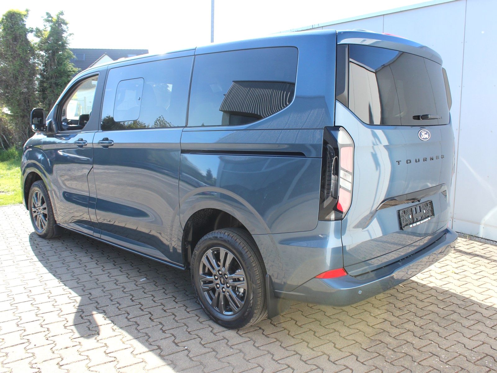 Fahrzeugabbildung Ford Tourneo Custom 320 L1 Tourneo Titanium FWD