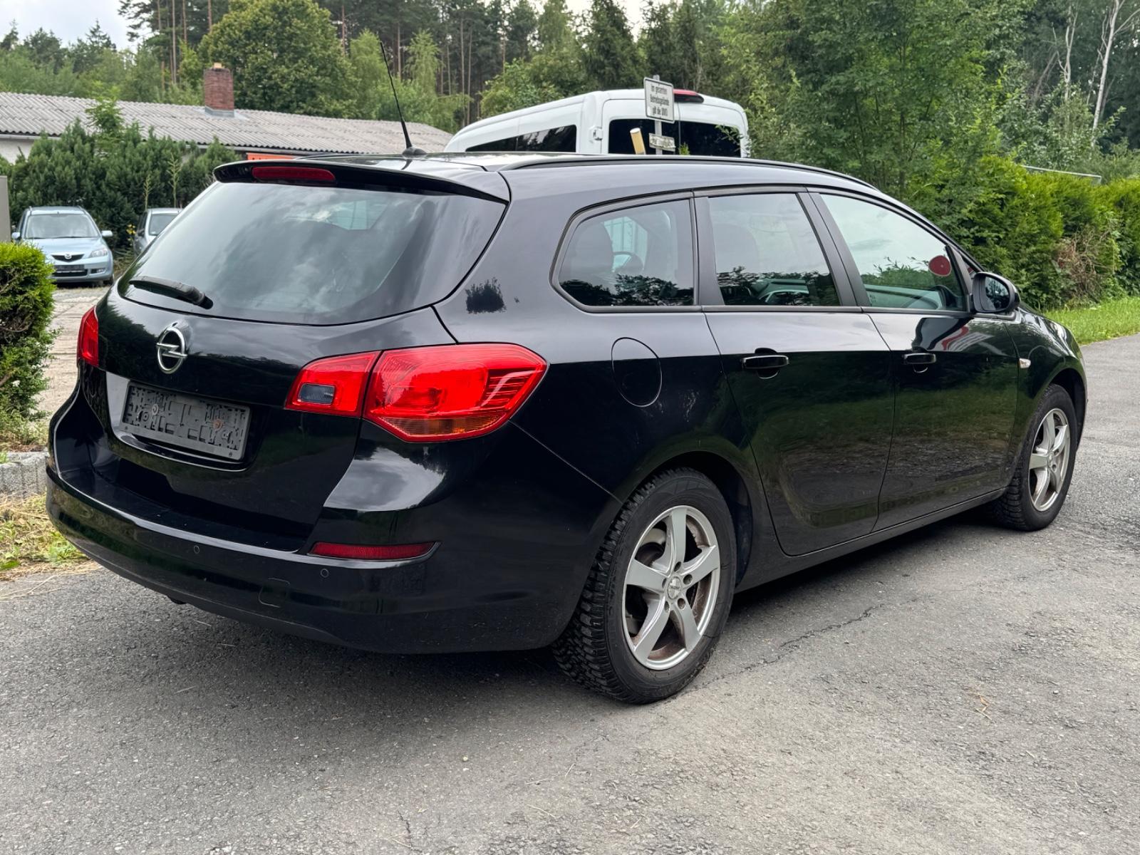 Opel Astra 2011 — photo 7